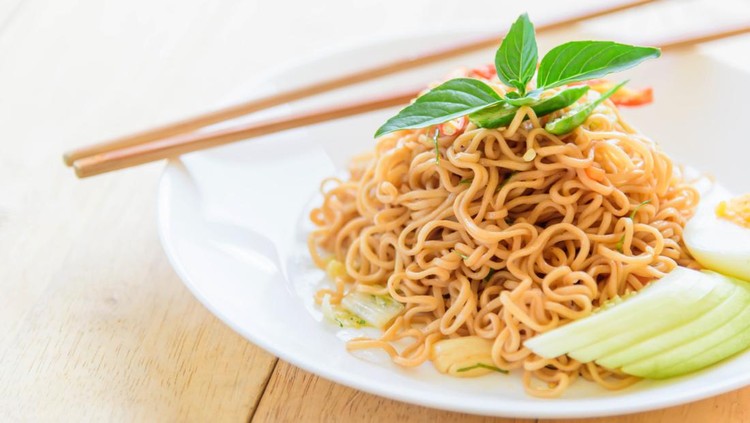 fried noodles with chilli on wood table