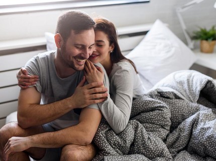 3 Alasan Bunda Makin Bucin pada Suami Usai Bercinta