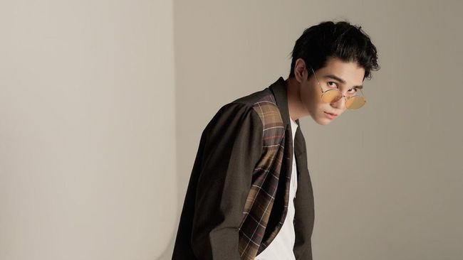 Dalam wawancara bersama CNNIndonesia.com, Jeff Satur blak-blakan soal kariernya sebagai musisi dan aktor hingga janji balik ke Indonesia.