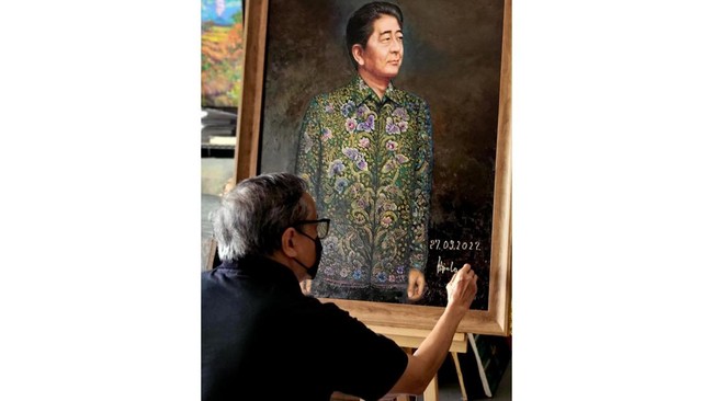 Eks Seskab era pemerintahan SBY Dipo Alam memberi lukisan sosok Shinzo Abe mengenakan batik kepada Jepang.