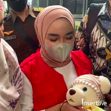 Dapat Boneka Usai Sidang Putusan, Medina Zein: Buat Nemenin Tidur