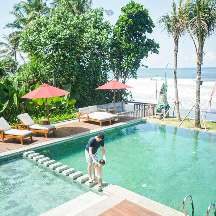 <p>Shandy Aulia juga memperlihatkan momen Claire sebelum berjalan sebagai <em>flower girl.</em> Claire tampak asyik bermain dengan sang ayah. (Foto: Instagram @ShandyAulia)</p>