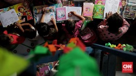 FOTO: Mendidik Anak di Permukiman Pemulung