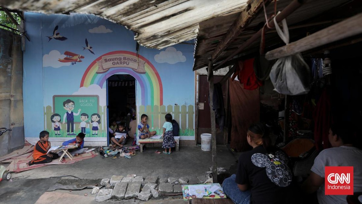FOTO: Mendidik Anak di Permukiman Pemulung