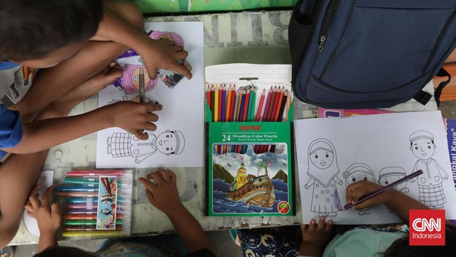 FOTO: Mendidik Anak di Permukiman Pemulung