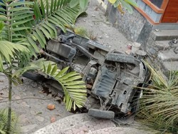 Salah Injak Rem, Pikap Terperosok ke Rumah Warga Seraya Karangasem