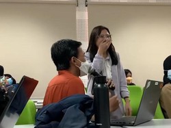Cieee...Mahasiswa UGM Mbribik Prilly Latuconsina Pakai Pantun di Kelas