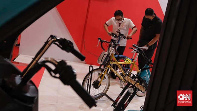 FOTO: 'Tersengat' Kendaraan Listrik di Pameran Otomotif IEMS 2022