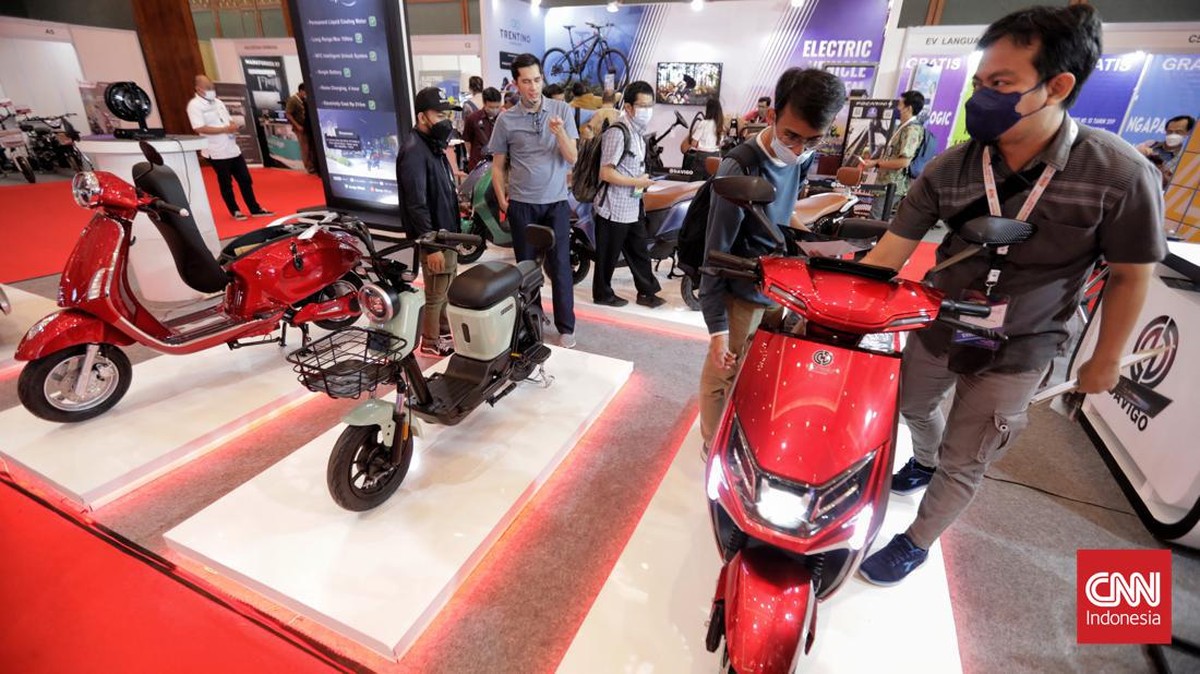 FOTO: 'Tersengat' Kendaraan Listrik di Pameran Otomotif IEMS 2022