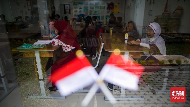 Plt Kadisdik DKI mengatakan salah satu argumen adalah pemerintah wajib menjamin program wajar 12 tahun, dan kuota sekolah negeri nan terbatas.