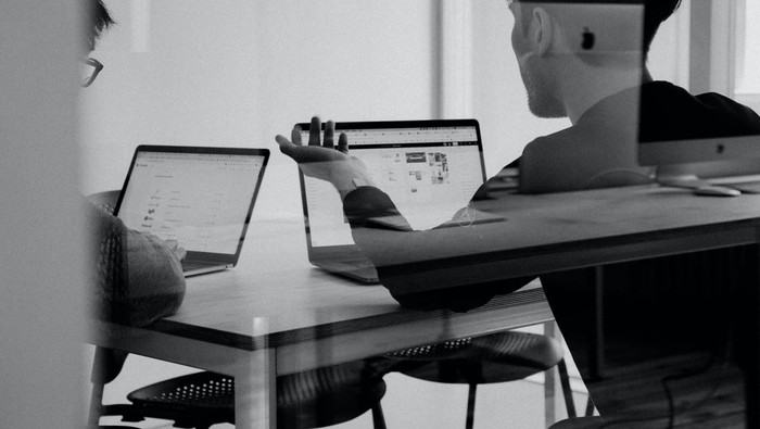 Kondisi ekonomi yang berubah memaksa bisnis menyesuaikan strategi pemasaran. Pelajari cara adaptasi perilaku konsumen dan optimalkan pemasaran di masa krisis.