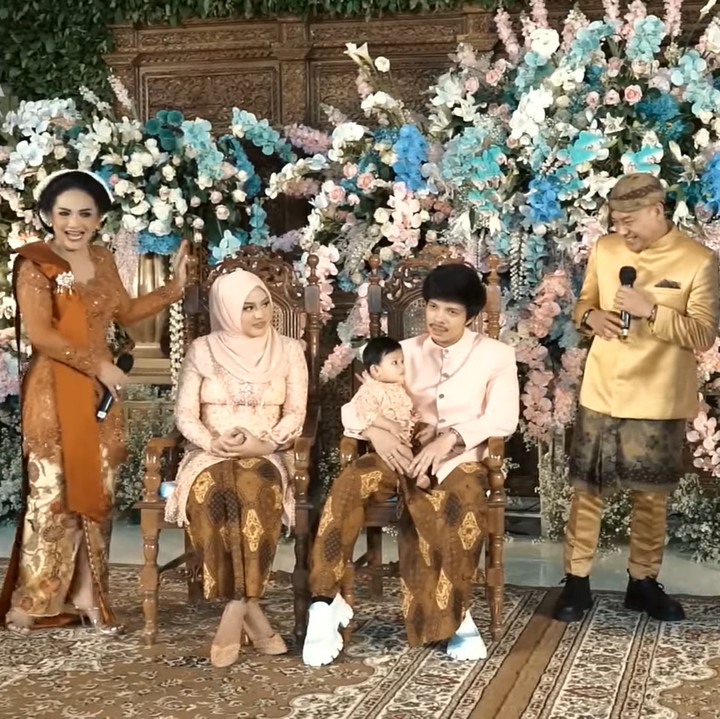 <p>Momen manis Anang dan Krisdayanti semakin menambah kehangatan acara tedak siten Ameena. Anang juga menuturkan pesannya untuk Aurel yang kini telah menjadi Bunda. "Mudah-mudahan Aurel bisa dengan benar membesarkan Ameena sesuai dengan apa yang dia mau," ujarnya. (Foto: YouTube AH)</p>