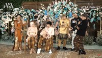 <p>Momen manis Anang dan Krisdayanti semakin menambah kehangatan acara tedak siten Ameena. Anang juga menuturkan pesannya untuk Aurel yang kini telah menjadi Bunda. "Mudah-mudahan Aurel bisa dengan benar membesarkan Ameena sesuai dengan apa yang dia mau," ujarnya. (Foto: YouTube AH)</p>