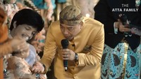 <p>Penampilan KD juga disusul oleh mantan suaminya, Anang Hermansyah yang naik ke panggung untuk menyanyikan lagu spesial,<em> Timang-timang Anakku Sayang.</em> (Foto: YouTube AH)</p>