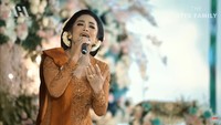 <p>Tak hanya orang tuanya, Ameena juga dihibur oleh sang nenek. Krisdayanti naik ke atas panggung untuk menyanyikan lagu. (Foto: YouTube AH)</p>