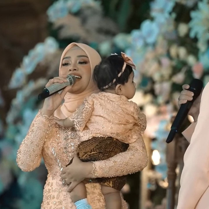 <p>Acara tedak siten Ameena digelar secara meriah. Aurel dan Atta turut mengisi hiburan dengan menyanyikan lagu untuk putri mereka, Bunda. (Foto: YouTube AH)</p>