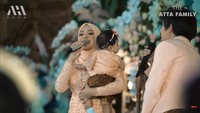 <p>Acara tedak siten Ameena digelar secara meriah. Aurel dan Atta turut mengisi hiburan dengan menyanyikan lagu untuk putri mereka, Bunda. (Foto: YouTube AH)</p>