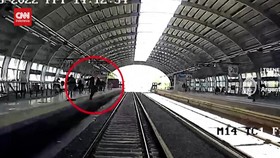 VIDEO: Momen Pria Argentina Selamat Jatuh ke Rel saat Kereta Lewat