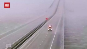 VIDEO: Momen Ambulans Terjang Badai Ian Lewati Jembatan Florida