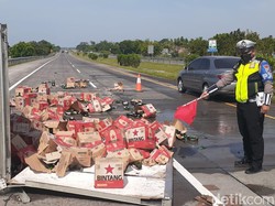 Truk Boks Terguling di Tol Jombang, Muatan Bir Tumpah ke Jalan