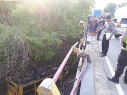 Truk Ditumpangi Joko Widodo Tercebur ke Sungai di Ngawi