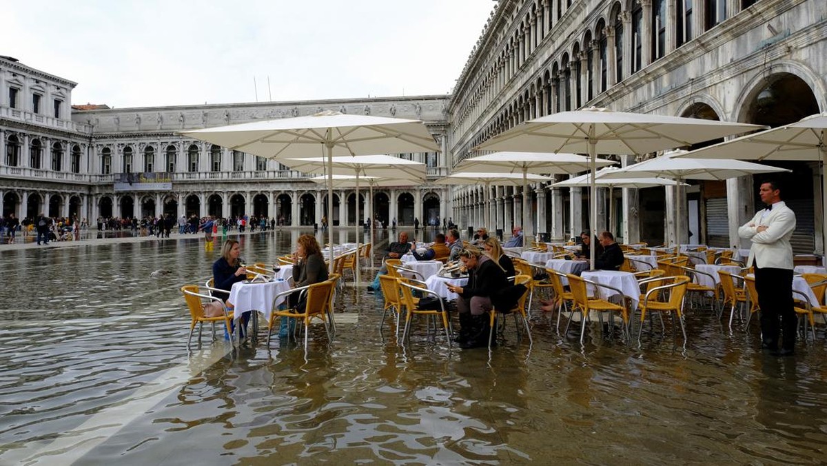 FOTO: Banjir Venesia, Menyusahkan Turis dan Mengancam Bangunan Kuno