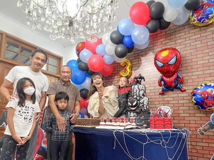 7 Potret Kebersamaan Ayu Dewi dan Suami Rayakan Ulang Tahun Anak Ketiga