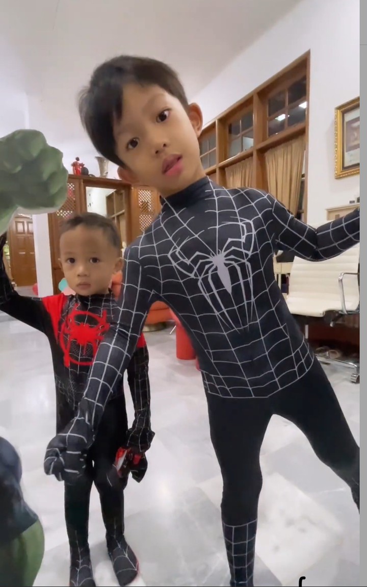 Aktris Ayu Dewi tengah berbahagia , karena sang putra baby Aqli tahun ini genap berusia 3 tahun. Terlihat baby Aqil begitu riang mengenakan kostum Spiderman.