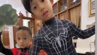 <p>Aqli sendiri tampak bahagia mengenakan kostum pahlawan kesukaannya, Spiderman bersama sang kakak, Aqlan. (Foto: Instagram: @mrsayudewi)</p>