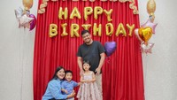 <p>Di momen ulang tahun putri sulungnya, Bobby dan Kahiyang juga menyempatkan membuat perayaan sederhana di rumah bersama keluarga, lho. (Foto: Instagram/ayanggkahiyang)</p>