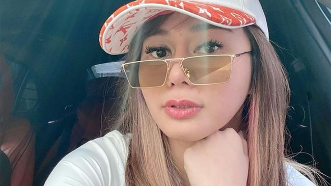 Polda Sumut menetapkan Denise Chariesta sebagai tersangka pencemaran nama baik. Penetapan buntut laporan pengacara Razman Arif Nasution.