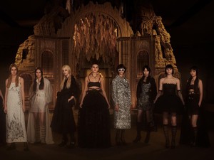 Terinspirasi Ratu Prancis, Dior Buat Korset Jadi Lebih Modern di Koleksi Spring/Summer 2023