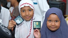 Senyum Lebar Anak Panti Asuhan Berkat Selembar Foto Instan