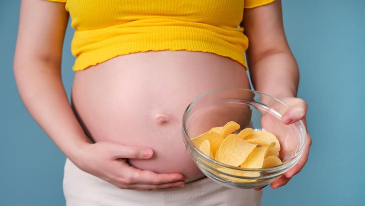 Ibu hamil makan keripik kentang Ibu hamil makan keripik kentang