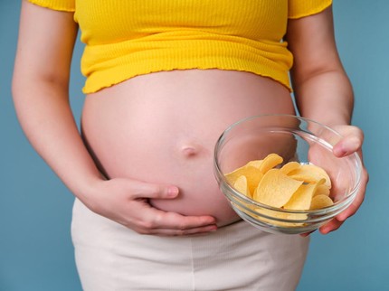 Bahaya Ibu Hamil Doyan Ngemil Keripik Kentang, Bisa Picu Alergi hingga Obesitas