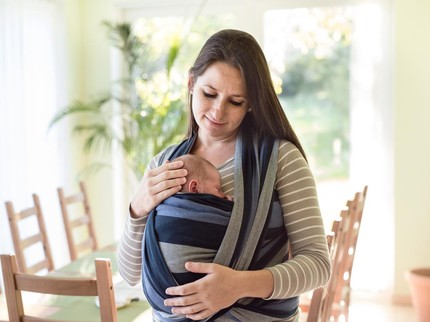 Cara Aman Menyusui Si Kecil Menggunakan Baby Sling