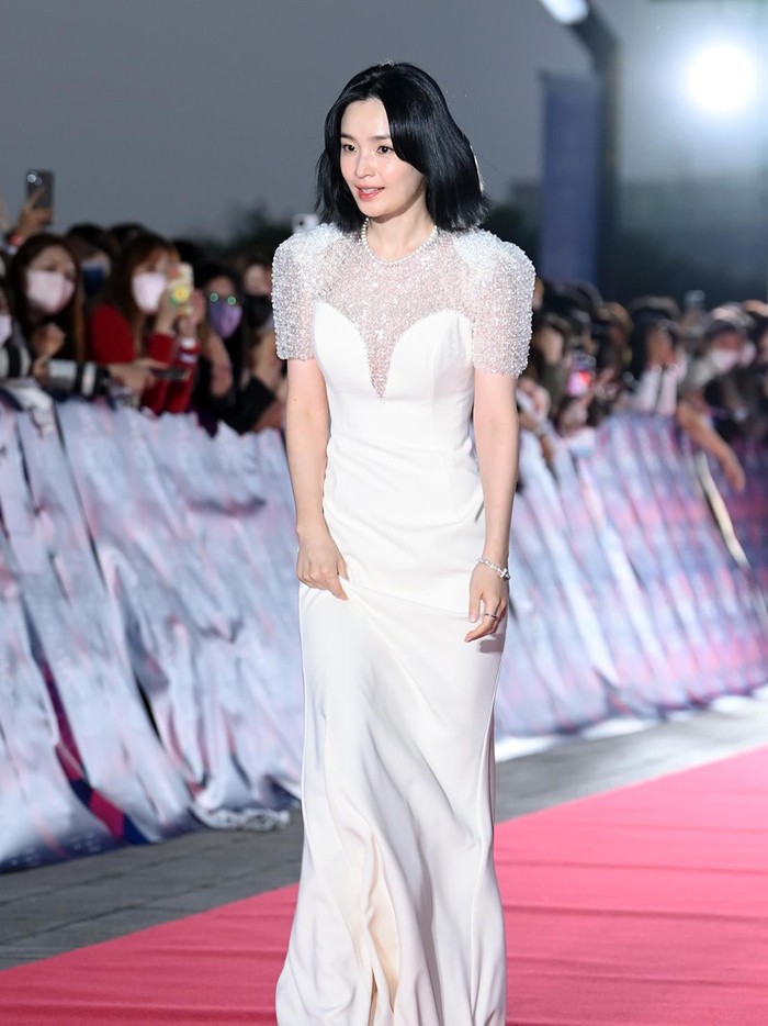 Tampil bak malaikat tanpa sayap, Jeon Mi Do terlihat anggun dan penuh pesona dalam balutan gaun berwarna putih. Rambut sebahunya yang ditata dengan model wavy pun turut melengkapi penampilannya di APAN Star Awards 2022./ Foto: soompi.com