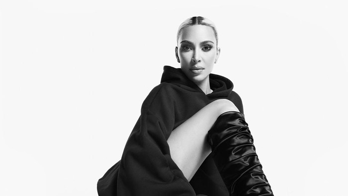 Simak Aksi Kim Kardashian Jadi Bintang Iklan Label Stuart Weitzman
