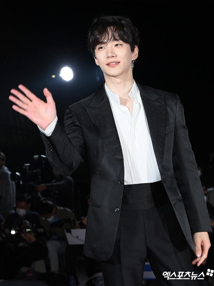 Tampil maskulin dengan perpaduan hitam dan putih, pesona Lee Jun Ho selalu sukses membuatnya jadi pusat perhatian. Aktor-idol yang satu ini pun membawa pulang penghargaan Top Excellence Award, Actor in a Miniseries berkat perannya di The Red Sleeve (2021)./ Foto: soompi.com