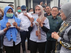 Menaker Serahkan Bantuan Subsidi Upah Bagi 3.017 Karyawan di Sidoarjo