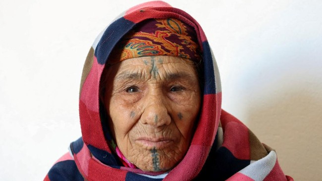FOTO: Menghidupkan Tato Motif Suku Berber Untuk Anak Muda di Tunisia