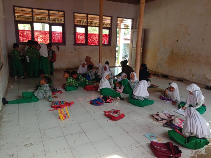 Ular eshakni sindirib, spermani yalaydilar