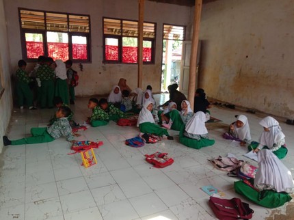 Prihatin! Siswa MI Ini Belajar Tanpa Bangku dan Kursi di Kelas Terbatas