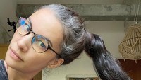 <p>Kini, Nayda pun tak segan lagi menampilkan potretnya dengan rambutnya yang sudah mulai beruban. Seperti potret yang satu ini saat ia menampilkan sisi rambutnya yang berubah menjadi abu-abu. (Foto: Instagram@nadyahutagalung)</p>