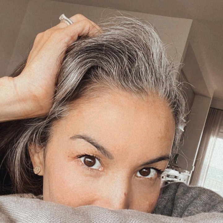 <p>Sempat rutin mewarnai rambutnya kembali setiap 2 minggu sekali, kini Nadya tampil percaya diri membagikan potretnya dengan rambut aslinya. (Foto: Instagram@nadyahutagalung)</p>
