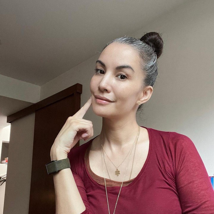 <p>Tampil percaya diri dengan rambut beruban dan baju merah maroon, Nadya masih sangat cantik dan menawan, ya, Bunda. (Foto: Instagram@nadyahutagalung)</p>