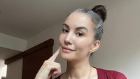 <p>Tampil percaya diri dengan rambut beruban dan baju merah maroon, Nadya masih sangat cantik dan menawan, ya, Bunda. (Foto: Instagram@nadyahutagalung)</p>