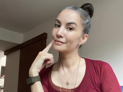 Respons Nadya Hutagalung saat Rambut Ubannya Disebut Bikin Tak Cantik