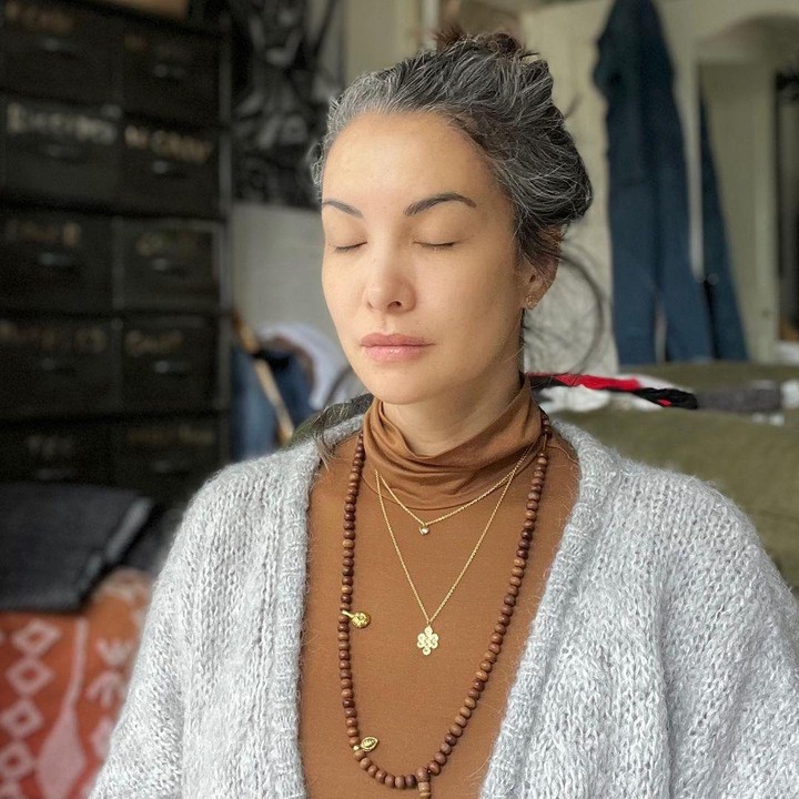 <p>Nadya Hutagalung percaya diri dengan penampilan barunya. Kini, ia sering memamerkan rambut beruban yang malah menuai pujian netizen. Meski tampil dengan rambut beruban, paras cantiknya tidak luntur, lho, Bunda. (Foto: Instagram@nadyahutagalung)</p>