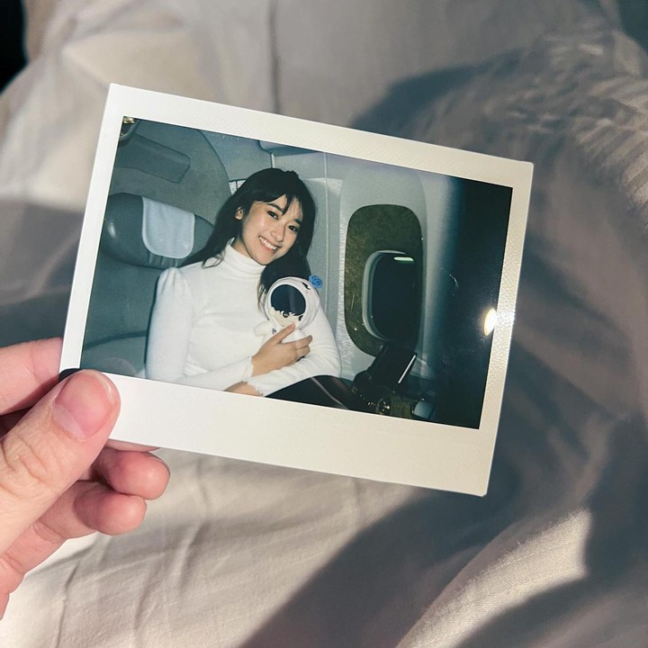 <p>Namun ternyata, Caca tidak sendirian karena ditemani “seorang spesial”, nih Bunda. Seorang spesial ini adalah boneka idol K-Pop kesayangannya, Bunda. (Foto: Instagram/amandacaesaa)</p>